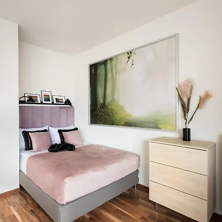 Wola 8th Floor Rose Apartment Warsaw